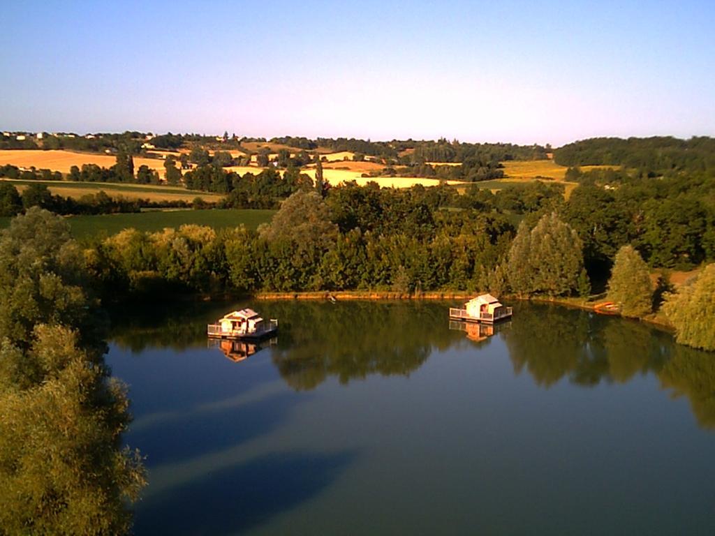 Cabanes Flottantes Du Lac De Pelisse Hotel Douzains Esterno foto